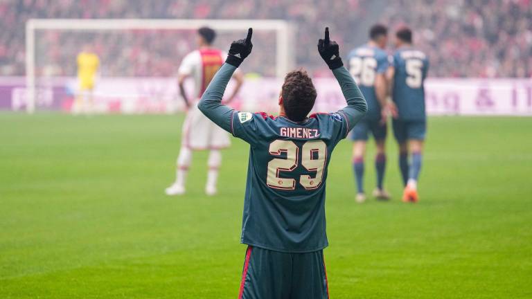 Santiago Giménez celebra su gol.