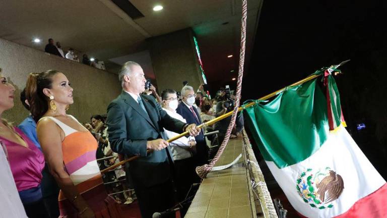 En una ceremonia cívica, Quirino Ordaz Coppel conmemora el 211 aniversario del movimiento de independencia.
