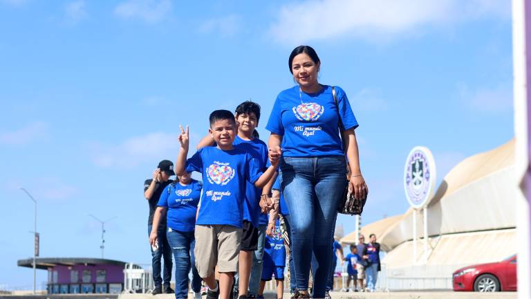Niños y padres de familia arriban a El Encanto.