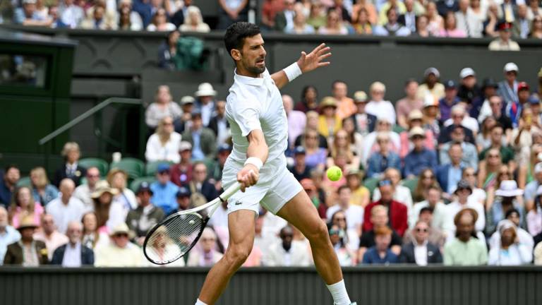 Novak Djokovic culminó este lunes su encuentro del domingo y avanzó a los cuartos de final en Wimbledon.