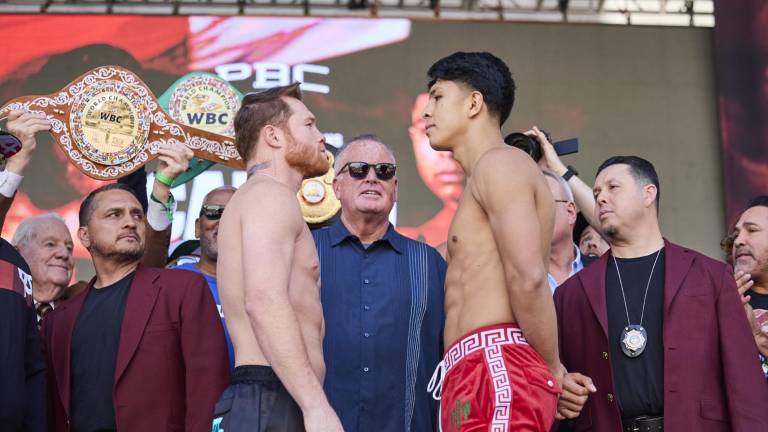 Saúl “Canelo” Álvarez y Jaime Munguía se tratan con respeto durante el pesaje.