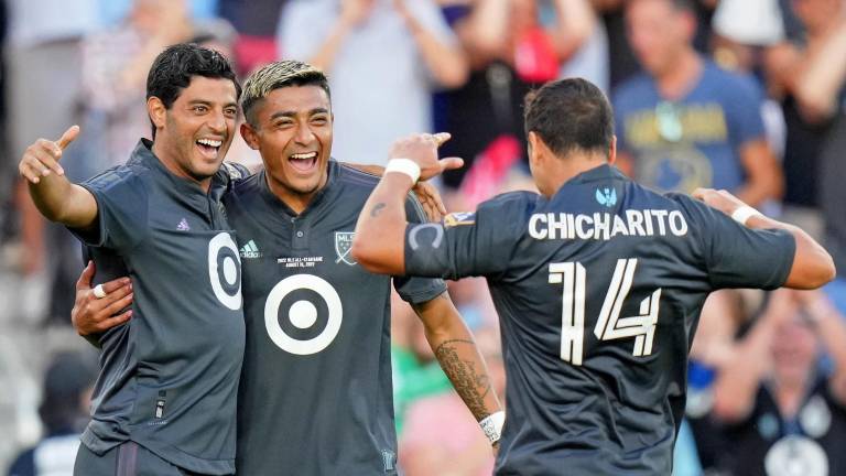 Carlos Vela (izq.) abrió el marcador por la MLS.
