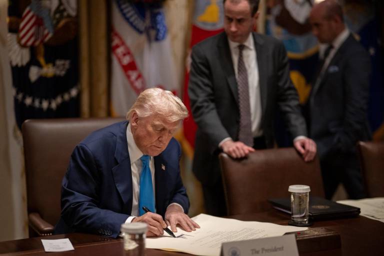 Trump impone arancel de 50% a algunos productos de cobre; pide Tesoro de EU no entrar en pánico