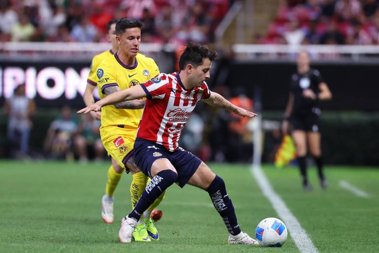 Chivas vence al América con autogol de Cáceres en ida de octavos de la Concachampions
