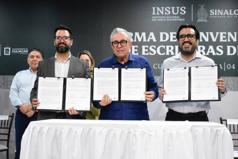 Entrega Gobernador de Sinaloa escrituras a personas que no tenían certeza jurídica de sus hogares