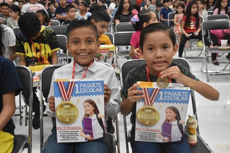 Entrega Casa Ley más de 27 mil 500 paquetes escolares