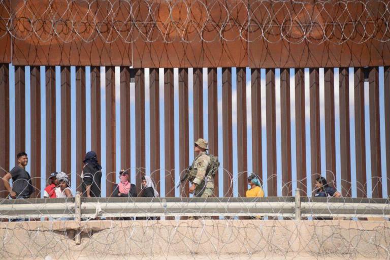Cruce masivo de migrantes a EU aumenta por Ciudad Juárez y desata otra crisis en El Paso