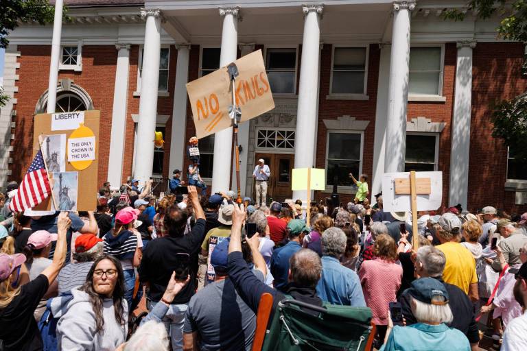 Protestan contra políticas de Trump en EU: las 2 mil movilizaciones coinciden con desfile militar