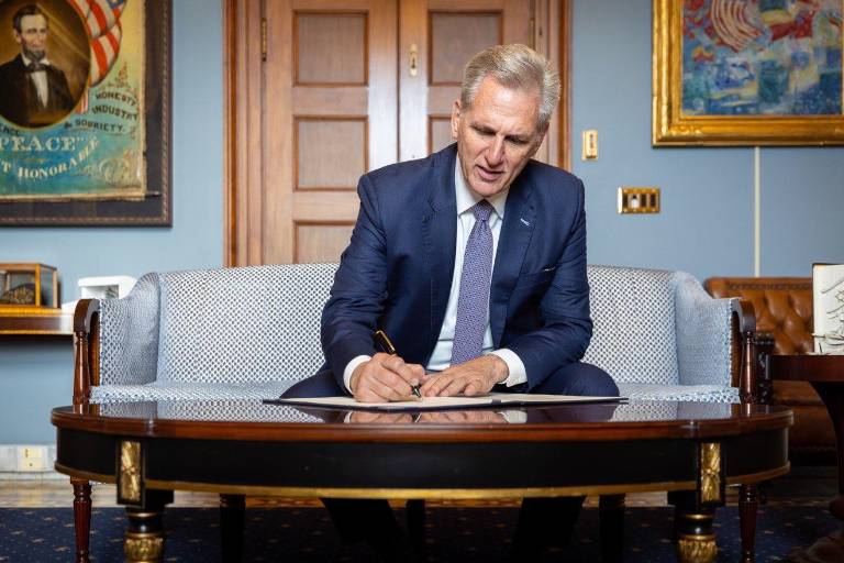 Republicano Kevin McCarthy es destituido como presidente de la Cámara de Representantes