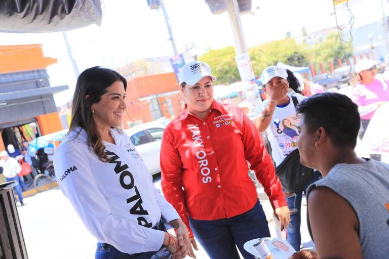 Visitan candidatas a locatarios y comerciantes del mercado municipal, en Escuinapa