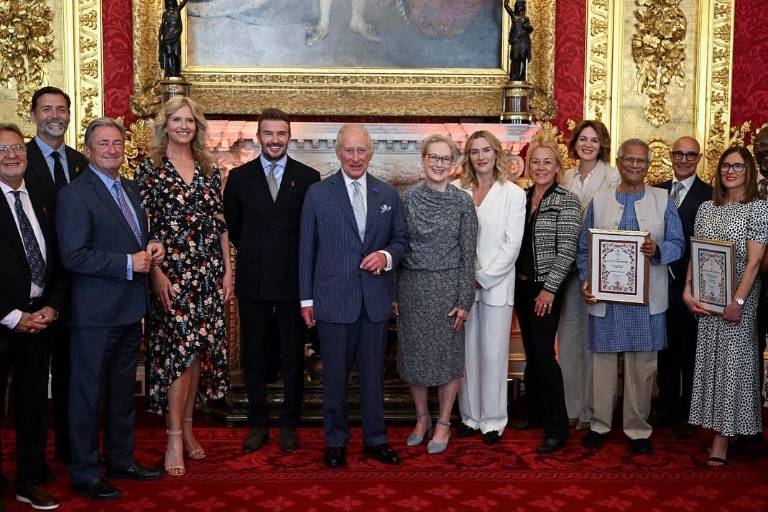 David Beckham es nombrado caballero por el Rey Carlos