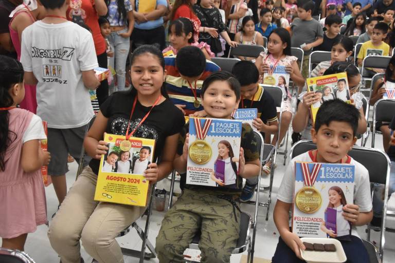 Entrega Casa Ley más de 27 mil 500 paquetes escolares