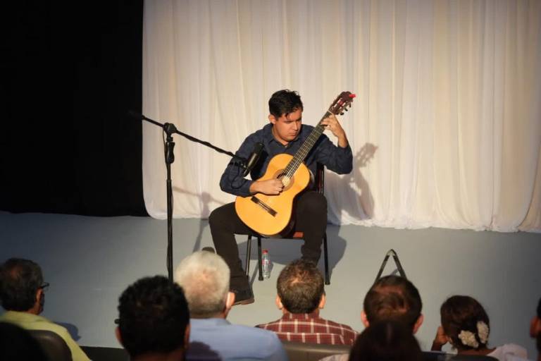 Presenta Aarón Figueroa recital de guitarra clásica