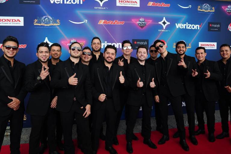 Triunfan Grupo Firme y Carín León en Los Premios de la Radio 2022