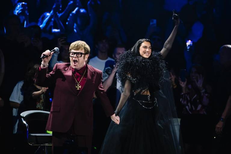 Sorprende Elton John al subir al escenario con Dua Lipa y cantar ‘Cold Heart’
