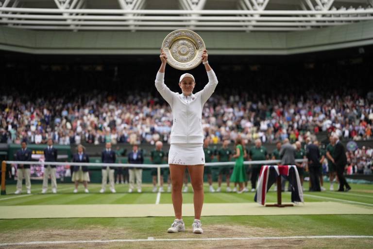 Barty derrota a Pliskova y levanta su primer título de Wimbledon