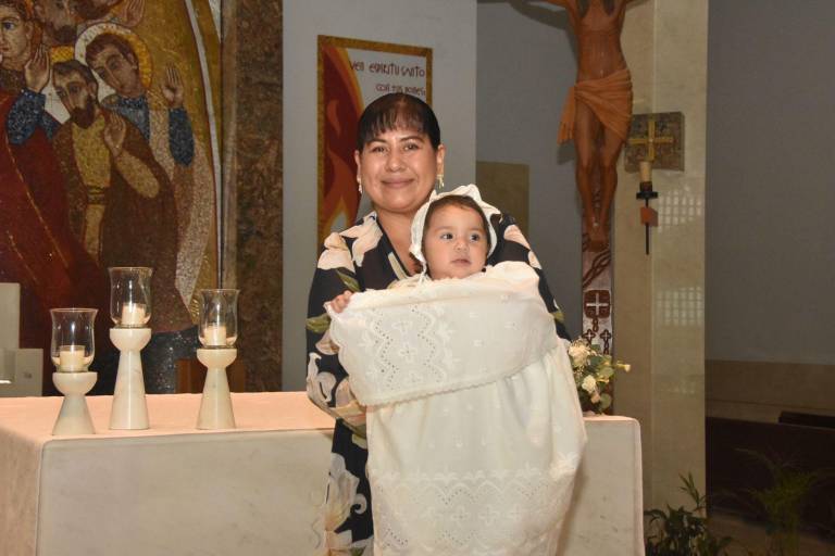 Recibe Evangeline Gastélum Caro las aguas del bautismo