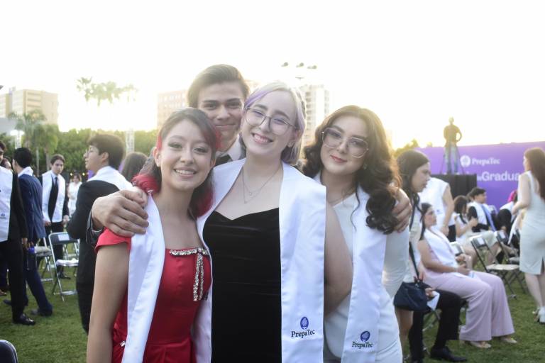 Culminan exitosos su etapa como estudiantes de preparatoria