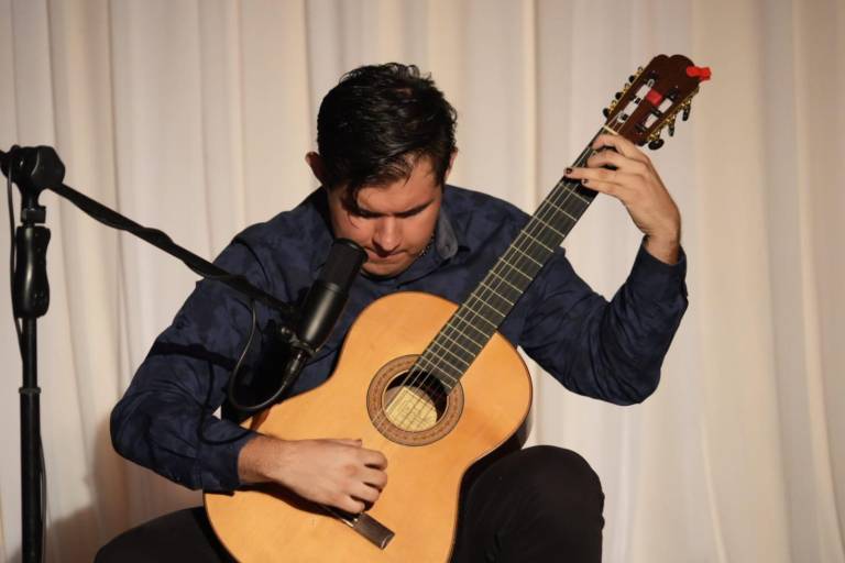 Presenta Aarón Figueroa recital de guitarra clásica
