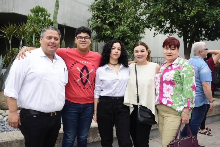 Aplauden el talento vocal y escénico de alumnos de coro y teatro