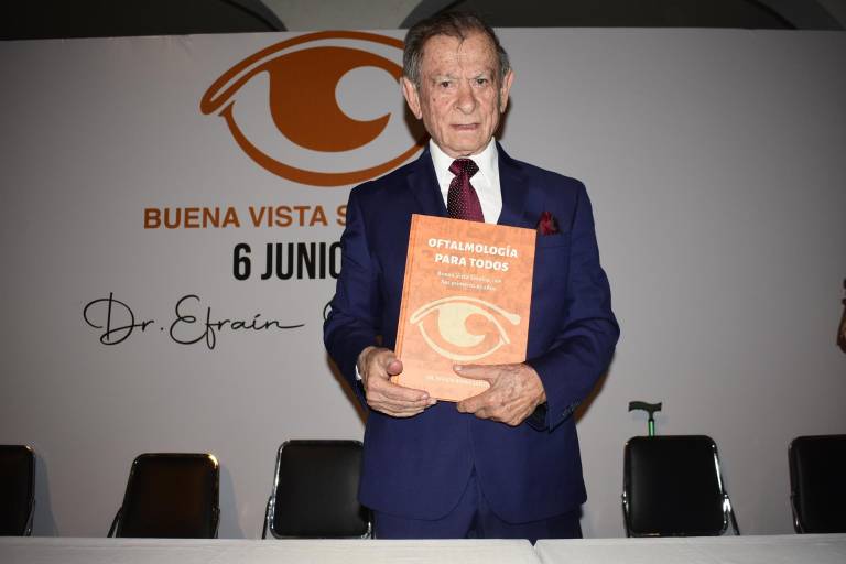 Efraín Romo Santos brinda luz en ‘Oftalmología para todos’
