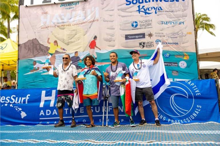 Mazatleco Martín Díaz sube al podio en el Hawaii Adaptative Surfing Championships