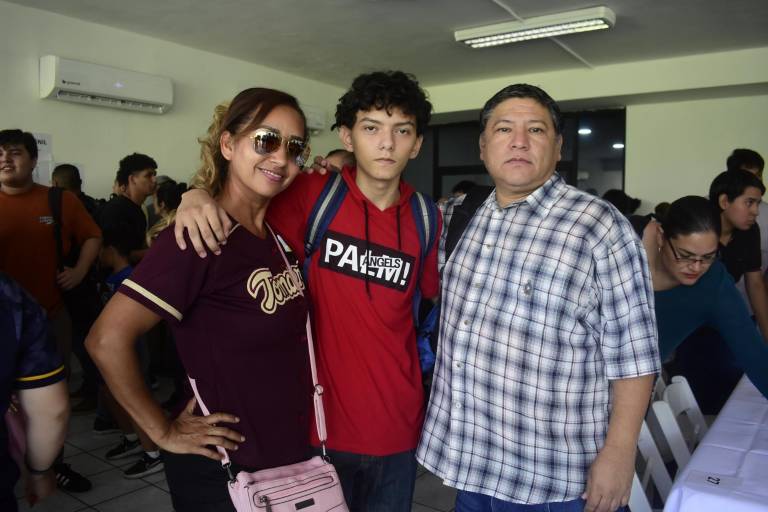 Muestran sus habilidades en el ajedrez durante el torneo Blanco y Negro