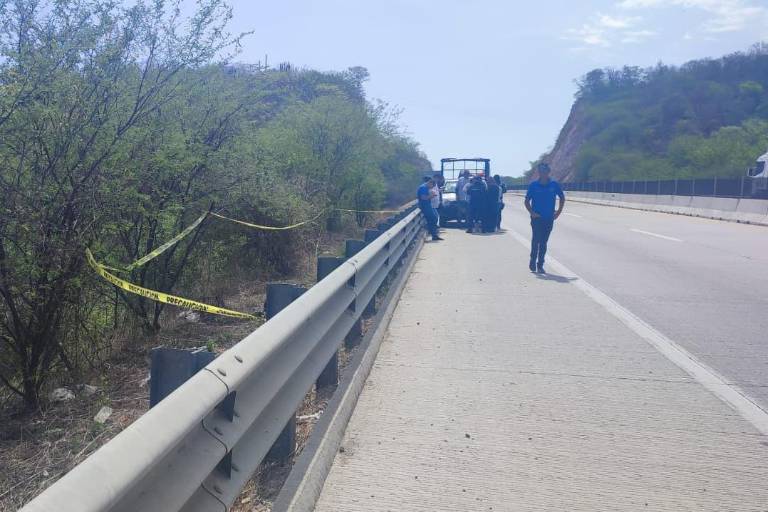 Encuentran a hombre sin vida en el Libramiento Mazatlán
