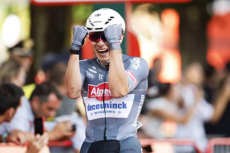 Jasper Philipsen se impone en Turín y se viste de rojo en el arranque histórico de la Vuelta a España