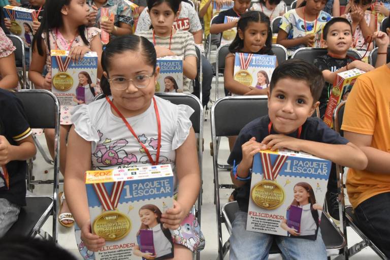 Entrega Casa Ley más de 27 mil 500 paquetes escolares