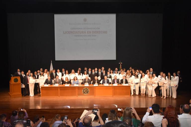Egresa nueva generación de Licenciados en Derecho