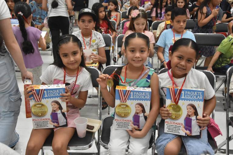 Entrega Casa Ley más de 27 mil 500 paquetes escolares