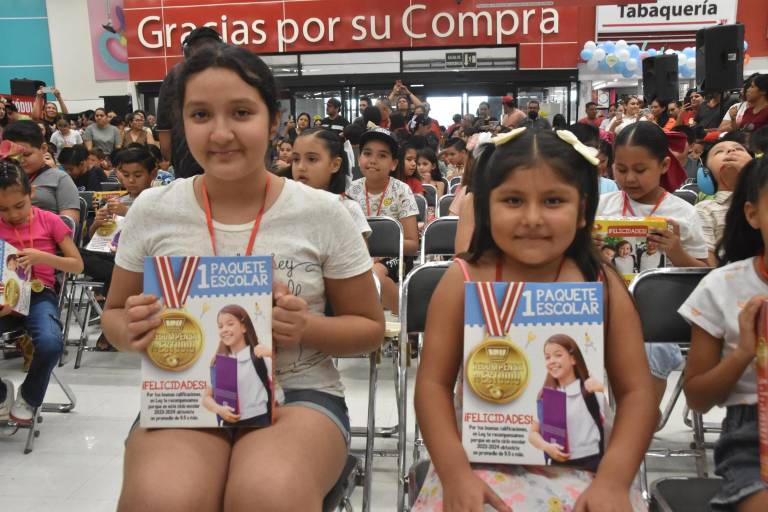 Entrega Casa Ley más de 27 mil 500 paquetes escolares