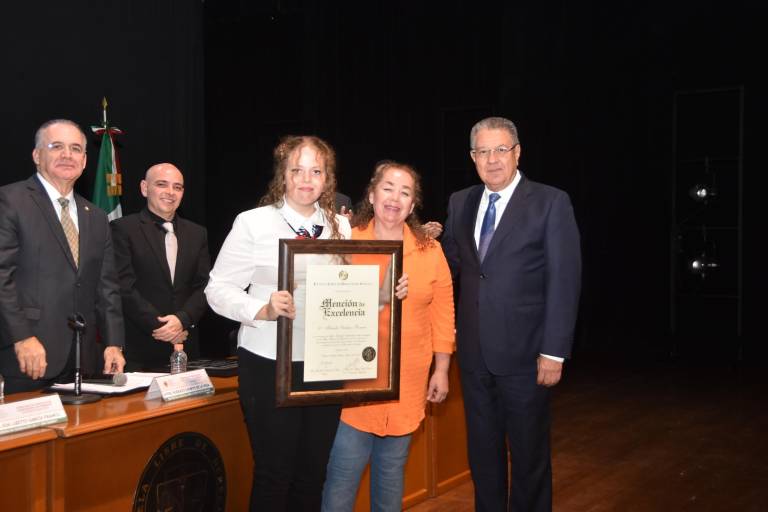 Egresa nueva generación de Licenciados en Derecho
