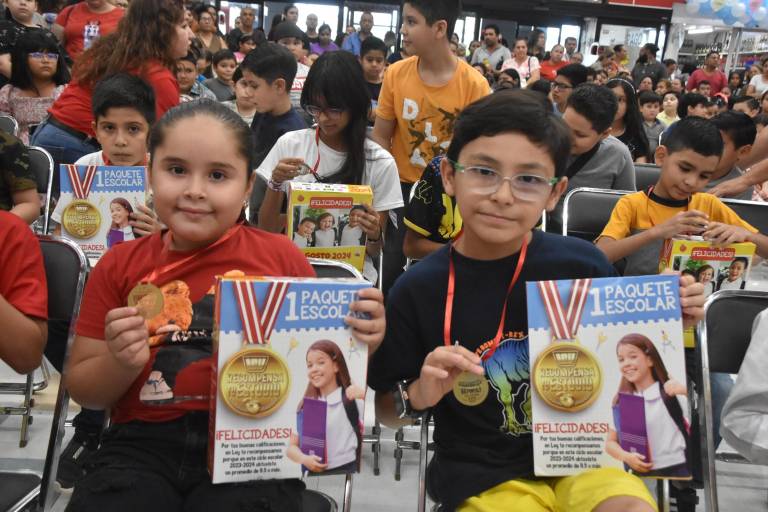 Entrega Casa Ley más de 27 mil 500 paquetes escolares
