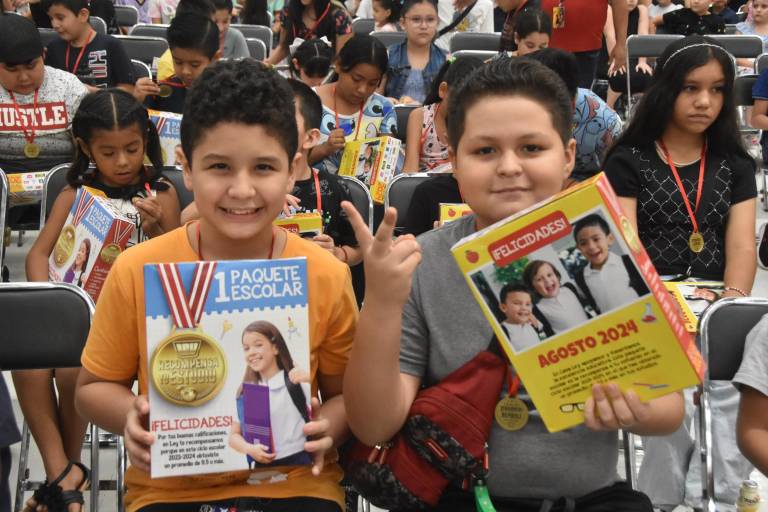 Entrega Casa Ley más de 27 mil 500 paquetes escolares