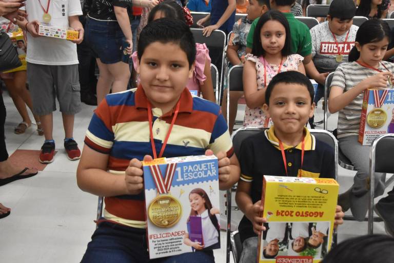 Entrega Casa Ley más de 27 mil 500 paquetes escolares