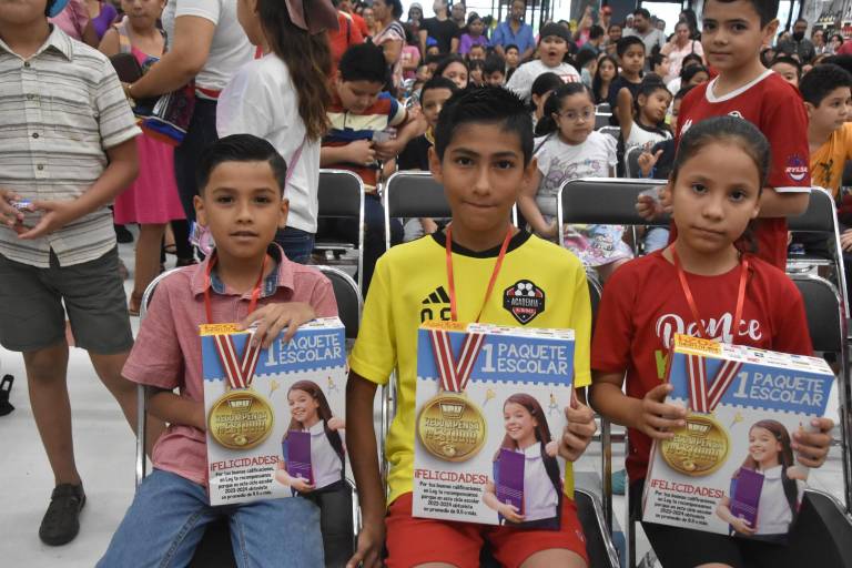 Entrega Casa Ley más de 27 mil 500 paquetes escolares