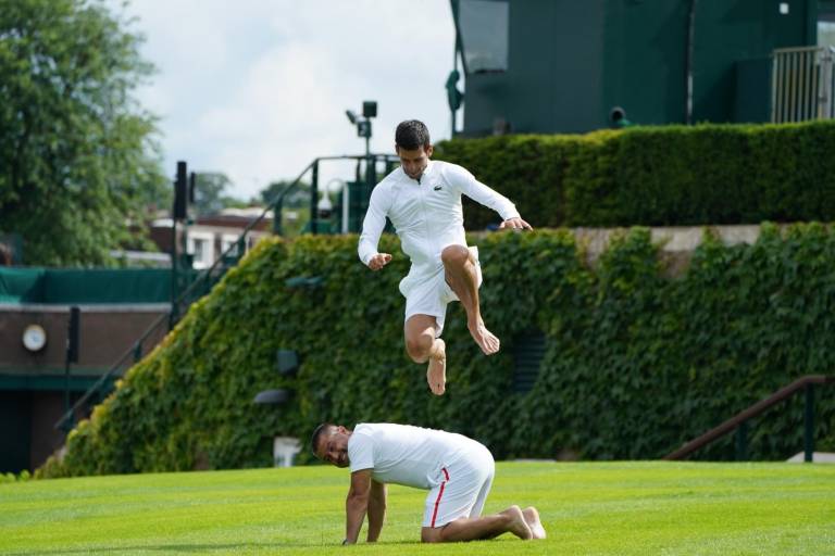 Novak Djokovic ya entrena en Wimbledon y Roger Federer se prueba con Andy Murray
