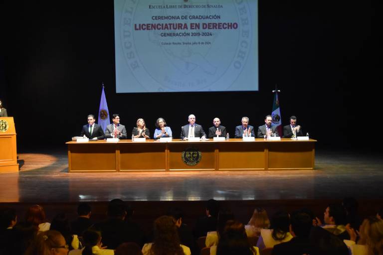 Egresa nueva generación de Licenciados en Derecho