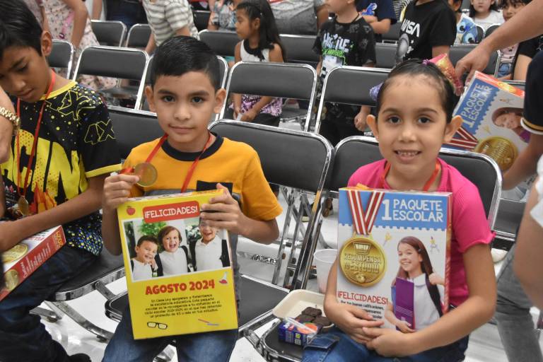 Entrega Casa Ley más de 27 mil 500 paquetes escolares