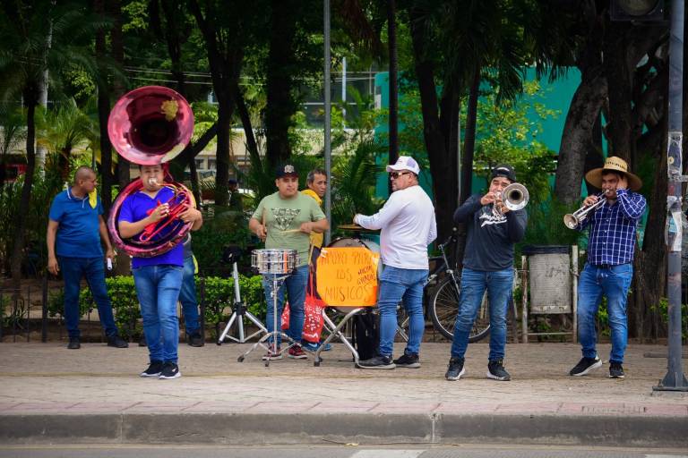 Músicos de Culiacán salen a la calle a pedir ayuda