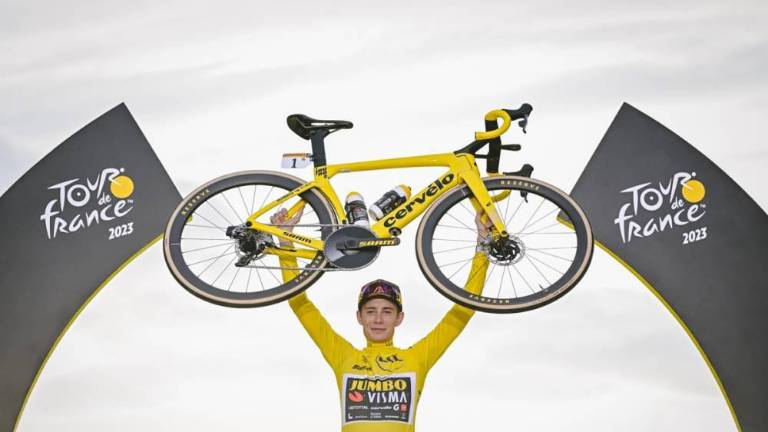 Jonas Vingegaard celebra su triunfo en la general.