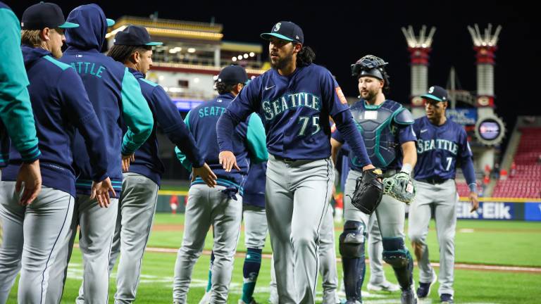 El sinaloense Andrés Muñoz lanza el noveno inning para apuntarse el salvamento.