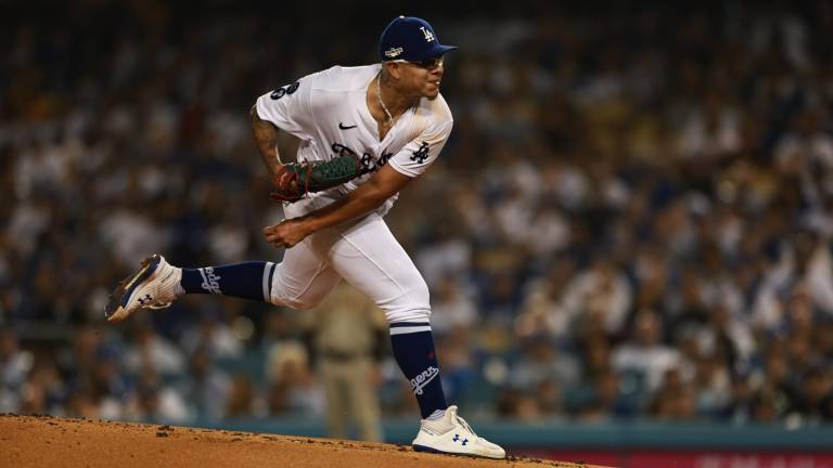 Julio Urías toleró tres carreras en su labor de cinco entradas, para quedarse con la victoria.
