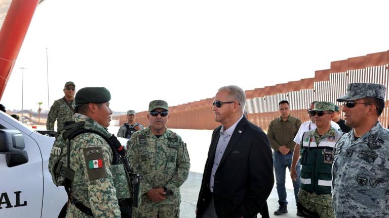 El Embajador de Estados Unidos en México, Ronald Johnson, en un recorrido por la frontera.