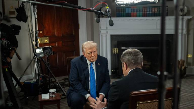El Presidente de Estados Unidos Donald Trumpo impone un arancel del 25 por ciento a las importaciones de automóviles.