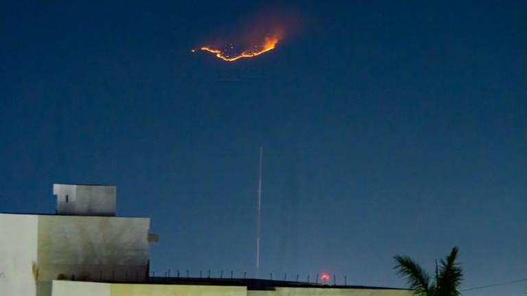 Incendio forestal en el cerro Colorado, cerca de la presa Sanalona, en Culiacán.