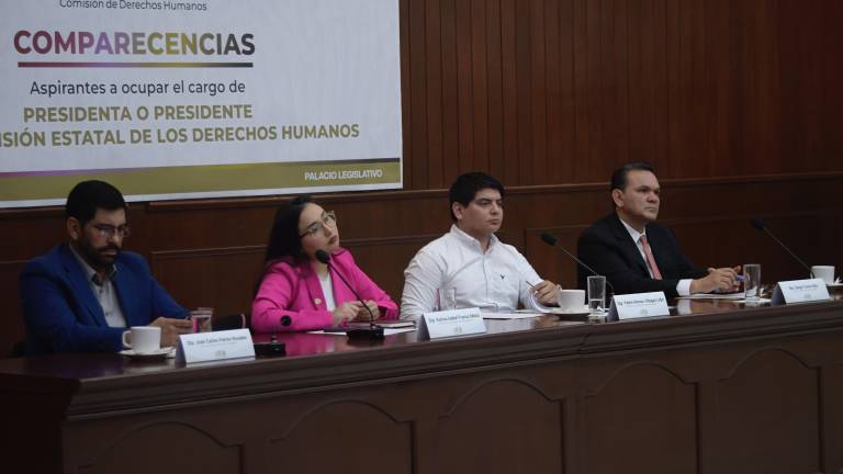 Los gritos del público escalaron al nivel de que los diputados presentes intentaron regresar el orden a la sala.