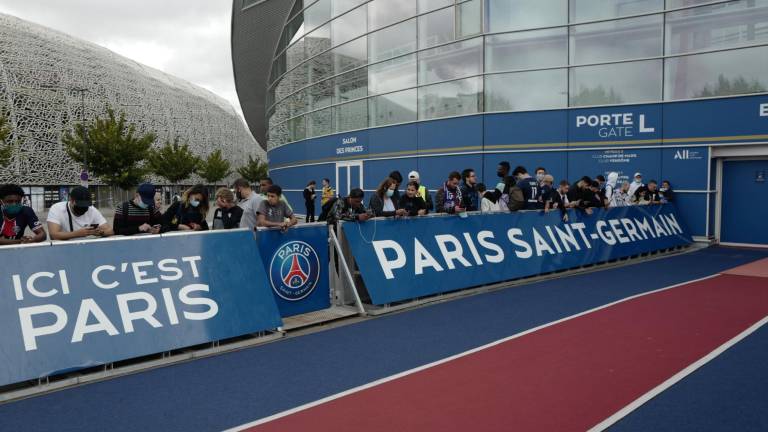 Varios aficionados han esperado la llegada de Lionel Messi para firmar con el París Saint Germain, pero se espera que el argentino haga su arribo hasta este martes.